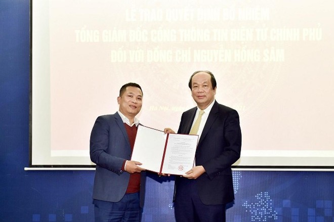 Bộ trưởng, Chủ nhiệm VPCP Mai Tiến Dũng trao Quyết định bổ nhiệm Tổng Giám đốc Cổng TTĐT Chính phủ cho ông Nguyễn Hồng Sâm. Ảnh: VGP/Nhật Bắc.