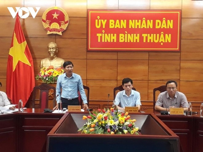 Ông Lê Tuấn Phong (áo xanh) phát biểu tại cuộc họp.