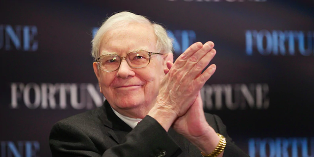 Tỷ phú Buffett được cho đã lãi hơn 90 tỷ USD nhờ đặt cược vào cổ phiếu Apple trong chưa đầy 5 năm (Ảnh: AP).