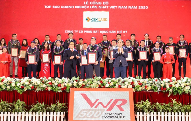Anh Chu Hữu Chiến – Tổng Giám đốc công ty CP Bất động sản Thế Kỷ, đại diện Cen Land nhận giải.
