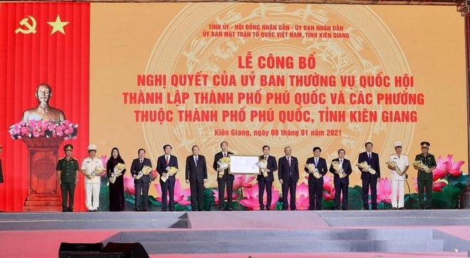 Phó Thủ tướng Thường trực Chính phủ Trương Hòa Bình đã trao Nghị quyết thành lập Thành phố Phú Quốc và các phường thuộc Thành phố Phú Quốc cho lãnh đạo tỉnh Kiên Giang.