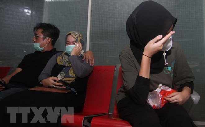 Thân nhân của các hành khách trên máy bay mang số hiệu SJ182 của hãng hàng không Sriwijaya Air chờ đợi tin tức về người thân sau khi chiếc máy bay bị mất liên lạc, tại sân bay Supadio ở Pontianak trên đảo Borneo, Indonesia, ngày 9/1/2021. (Ảnh: AFP/TTXVN).