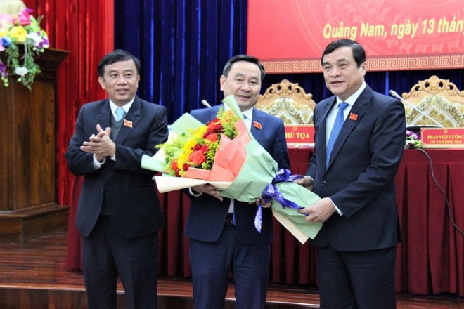 Ông Phan Việt Cường, Bí thư Tỉnh ủy, Chủ tịch HĐND tỉnh Quảng Nam (phải) tặng hoa chúc mừng ông Nguyễn Công Thanh (giữa).