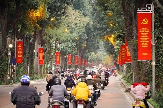 Khẩu hiệu, băngrôn rực đỏ trên phố Lê Hồng Phong. (Ảnh: Minh Hiếu/Vietnam+).