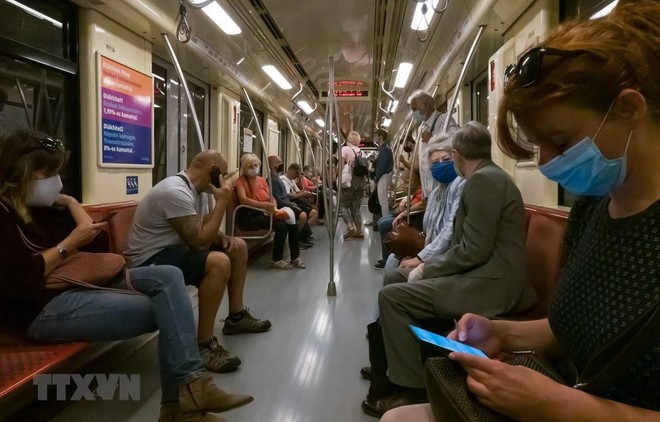 Người dân đeo khẩu trang phòng lây nhiễm COVID-19 trên tàu điện ngầm ở Budapest, Hungary. (Ảnh: THX/TTXVN).
