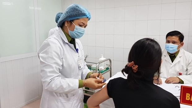 Tình nguyện viên sau 28 ngày tiêm mũi 1 đã được Học viện Quân Y tiêm mũi 2 vắcxin Nano Covax liều 25mcg. (Ảnh: PV/Vietnam+).