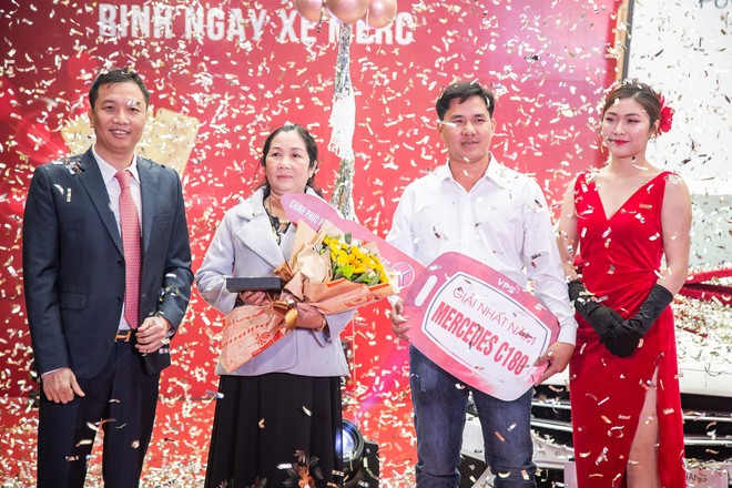 Bác Trần Thị Phúc cùng con trai – anh Võ Anh Kiệt nhận chiếc xe Mercedes C180 tại lễ trao giải chương trình “Chinh phục phái sinh – Rinh ngay xe Merc”.