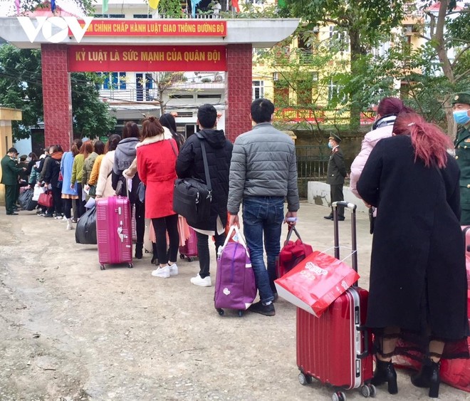 Số lượng người về quá đông đã khiến các khu cách ly tập trung trên địa bàn tỉnh Lạng Sơn rơi vào tình trạng quá tải.