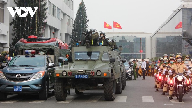 Lực lượng cảnh sát vũ trang tuần tra ra quân canh gác, bảo vệ Cảng HKQT Tân Sơn Nhất, và công trình quan trọng khác liên quan đến an ninh quốc gia.