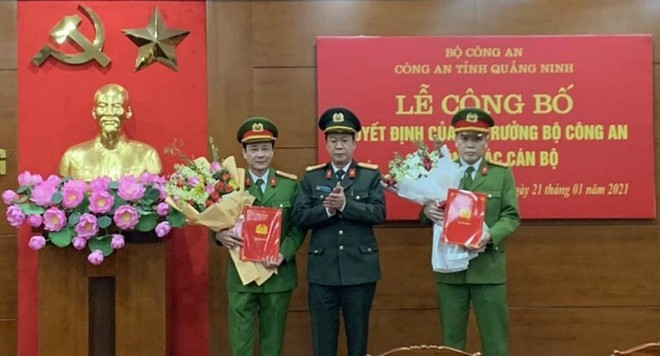 Đại tá Nguyễn Hải Phong (bên phải) tại lễ công bố quyết định.
