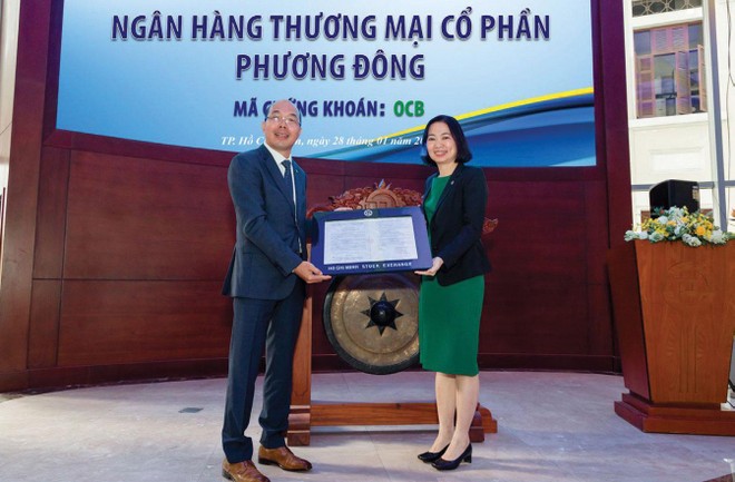Chủ tịch HĐQT OCB ông Trịnh Văn Tuấn nhận quyết định niêm yết cổ phiếu trên HOSE.