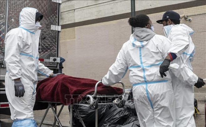 Chuyển thi thể bệnh nhân tử vong do Covid-19 tới nhà tang lễ tại New York, Mỹ. Ảnh: AFP/TTXVN.