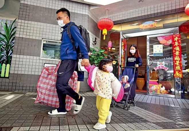 Người dân Hong Kong mua sắm chuẩn bị đón tết Tân Sửu. (Nguồn 163.).