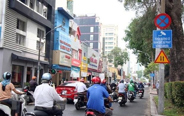 Đường Nguyễn Thị Minh Khai, TP.HCM, được gắn bảng thông báo giám sát và xử phạt vi phạm giao thông bằng camera. (Ảnh: Tiến Lực/TTXVN).