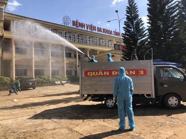 Quân đoàn 3 phun hóa chất khử khuẩn tại bệnh viện Đa khoa tỉnh Gia Lai. (Ảnh: Quang Thái/TTXVN).