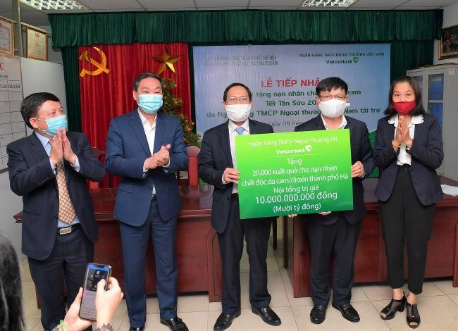Ông Đào Minh Tuấn – Phó tổng giám đốc, Chủ tịch Công đoàn Vietcombank (thứ 2 từ phải sang) trao biển tượng trưng số tiền 10 tỷ đồng quà Tết cho 20.000 NNCĐ da cam/dioxin TP. Hà Nội