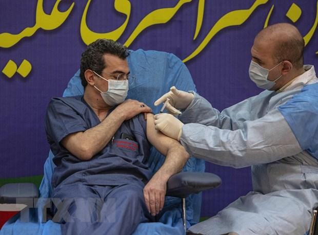 Nhân viên y tế tại thủ đô Tehran được tiêm vắcxin. (Ảnh: THX/TTXVN).