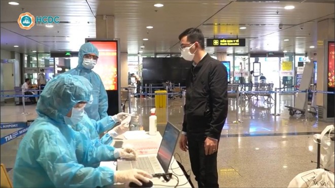 Khai báo y tế lấy mẫu ngẫu nhiên hành khách từ 3 sân bay quốc nội.