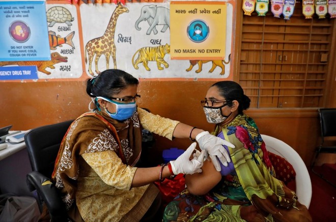 Một nhân viên y tế được tiêm vaccine tại Ahmedabad, Ấn Độ. Nguồn: Reuters.