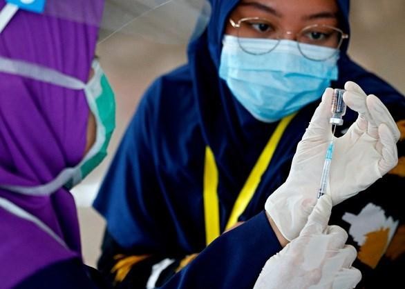 Các nhân viên y tế được tiêm ngừa COVID-19 tại Jakarta, Indonesia, ngày 27-1.( Ảnh: REUTERS).