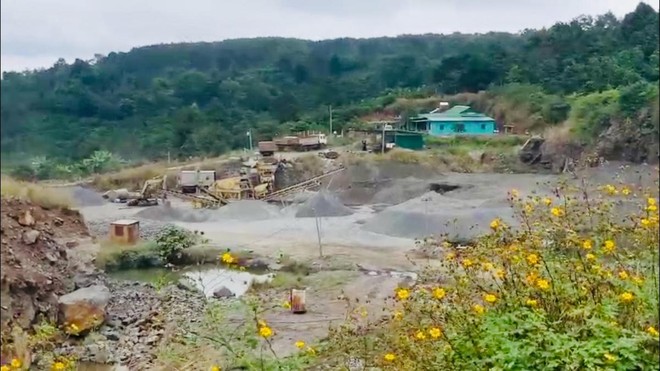 Mỏ khai thác đá của Công ty Thạch lợi ở xã Đức Mạnh, huyện Đắk Mil.