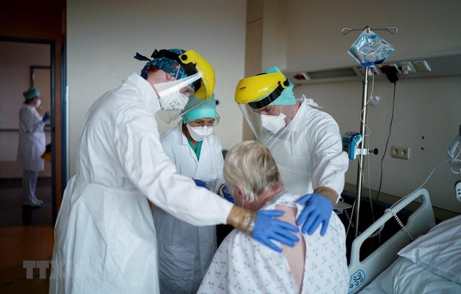 Nhân viên y tế chăm sóc bệnh nhân COVID-19 tại bệnh viện ở Brussels, Bỉ. (Ảnh: AFP/TTXVN).