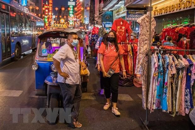 Người dân đeo khẩu trang phòng lây nhiễm COVID-19 tại Bangkok, Thái Lan, ngày 11/2/2021. (Ảnh: THX/TTXVN).