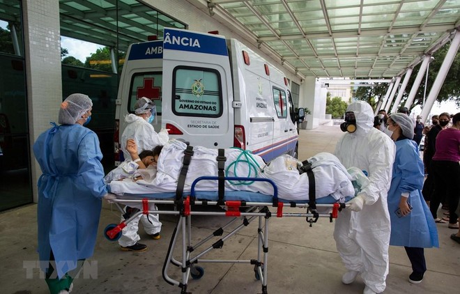 Nhân viên y tế chuyển bệnh nhân COVID-19 tới bệnh viện tại Manaus, bang Amazon, Brazil ngày 14/1/2021. (Ảnh: AFP/TTXVN).