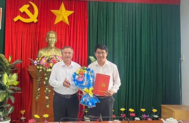 Ông Nguyễn Giờ, Trưởng Ban Tổ chức Tỉnh ủy (bên phải) trao Quyết định cho ông Lương Đình Tiên.