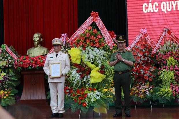 Đại tá Lê Vinh Quy nhận quyết định làm Giám đốc Công an tỉnh Đắk Lắk. (Nguồn: nld.com.vn).