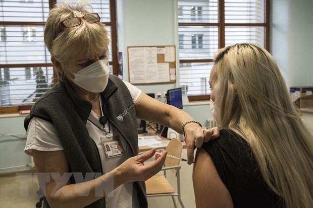 Tiêm vắcxin ngừa COVID-19 cho người dân tại Prague, CH Séc. (Ảnh: AFP/TTXVN).