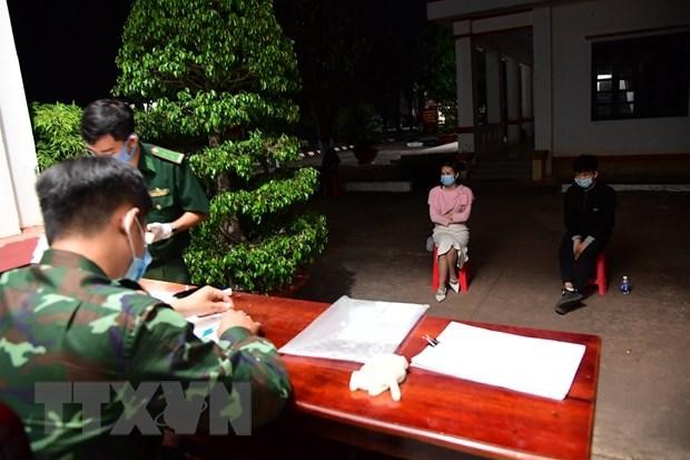 Lực lượng chức năng làm việc với các đối tượng bị bắt giữ khi nhập cảnh trái phép vào Việt Nam. (Ảnh: Hồng Ánh/TTXVN phát).