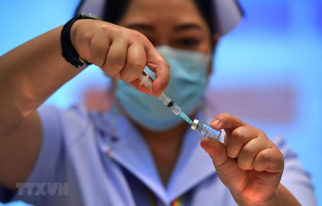 Tiêm chủng vắcxin ngừa bệnh viêm đường hô hấp cấp COVID-19 tại Bangkok, Thái Lan, ngày 28/2/2021. (Ảnh: THX/TTXVN).