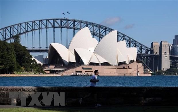 Người dân đeo khẩu trang phòng dịch COVID-19 tại Sydney, Australia. (Ảnh: THX/TTXVN).