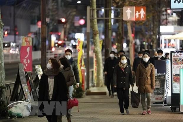 Người dân đeo khẩu trang phòng lây nhiễm COVID-19 tại Tokyo, Nhật Bản. (Ảnh: THX/TTXVN).