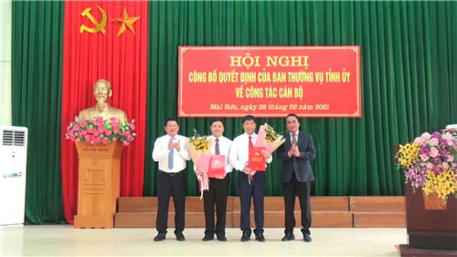 Lãnh đạo tỉnh Sơn La trao quyết định và tặng hoa chúc mừng ông Nguyễn Việt Cường và Trần Đắc Thắng.