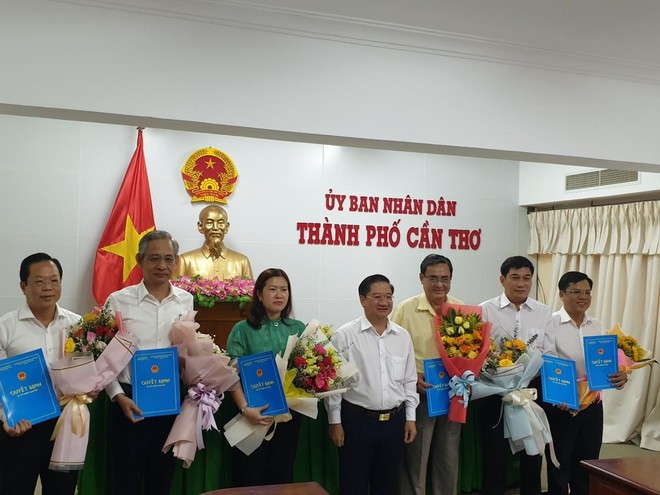 Chủ tịch UBND thành phố Cần Thơ Trần Việt Trường trao quyết định cho các cán bộ được điều động, bổ nhiệm.
