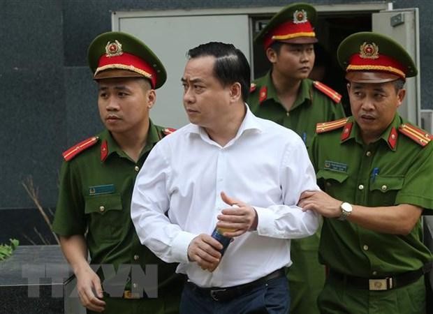 Cảnh sát dẫn giải bị cáo bị cáo Phan Văn Anh Vũ (sinh năm 1975, Chủ tịch Hội đồng quản trị Công ty cổ phần Xây dựng 79, Công ty cổ phần Bắc Nam 79) về trại giam. (Ảnh: Doãn Tấn/TTXVN).