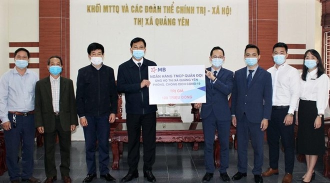 Thị xã Quảng Yên tổ chức tiếp nhận 100 triệu đồng tiền ủng hộ địa phương phòng, chống dịch Covid-19.