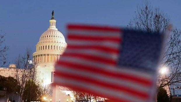 Quốc kỳ và tòa nhà Thượng viện Mỹ. (Ảnh: AFP).