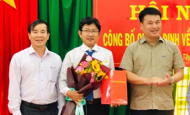 Ông Đặng Ngọc Huy, Phó Bí thư Thường trực Tỉnh ủy Quảng Ngãi trao quyết định cho ông Nguyễn Ngọc Trân.