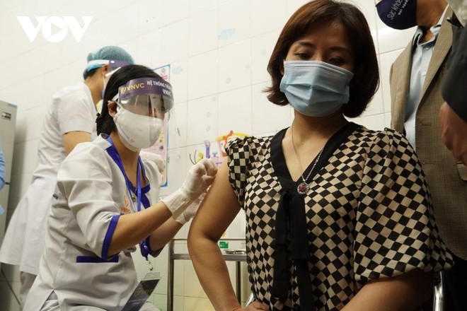 Tiêm vaccine COVID-19 cho nhân viên y tế tại Trung tâm Y tế thành phố Hải Dương.