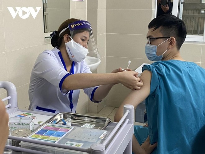 BS. Trần Đức Thành, Khoa Chấn thương chỉnh hình, Bệnh viện Thanh Nhàn tiêm vaccine COVID-19.