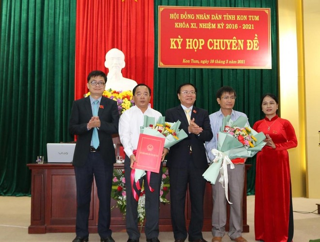 Ông Nguyễn Ngọc Sâm (thứ hai từ phải qua) được bầu làm Phó Chủ tịch UBND tỉnh Kon Tum.