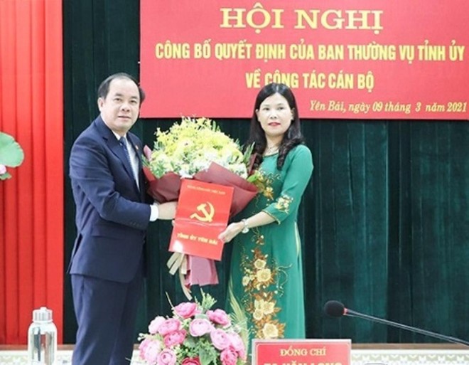 Bà Nguyễn Thị Bích Nhiệm nhận quyết định điều động.