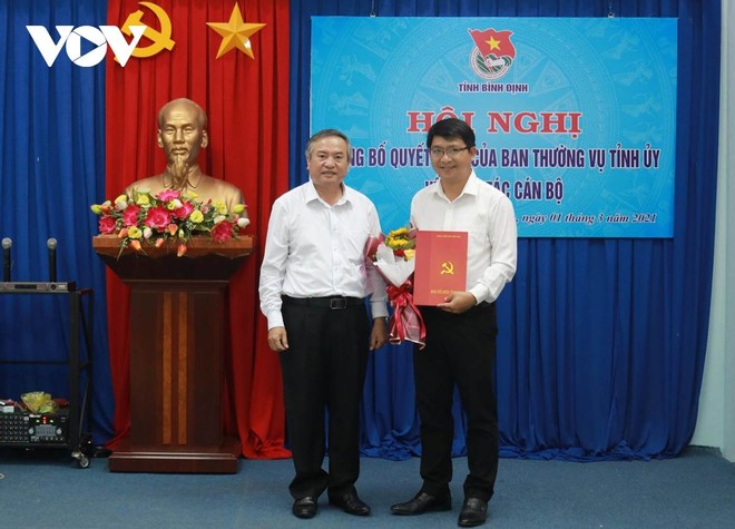 Ông Lương Đình Tiên (bên phải) nhận quyết định từ Trưởng Ban Tổ chức Tỉnh ủy Bình Định.
