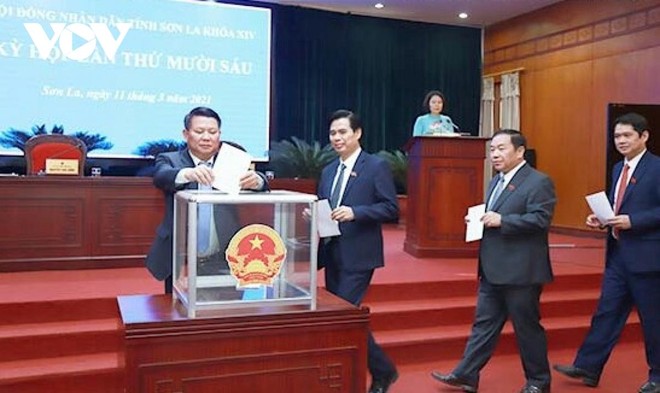 Các đại biểu bỏ phiếu bầu chức danh Phó Chủ tịch UBND tỉnh Sơn La.