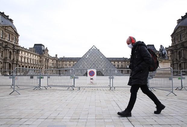 Bảo tàng Louvre ở Paris, Pháp, đóng cửa để phòng dịch COVID-19, ngày 19/2/2021. (Ảnh: THX/TTXVN).