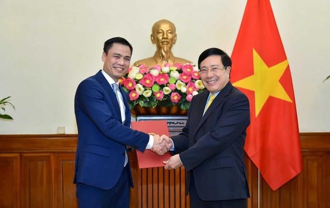 Ủy viên Bộ Chính trị, Phó Thủ tướng, Bộ trưởng Ngoại giao Phạm Bình Minh đã trao quyết định bổ nhiệm Thứ trưởng Ngoại giao cho ông Đặng Hoàng Giang.