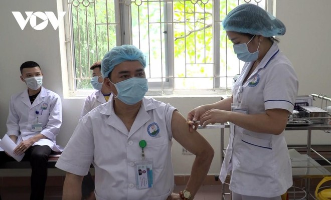 Các nhân viên y tế tại Hoà Bình được tiêm vaccine AstraZeneca.